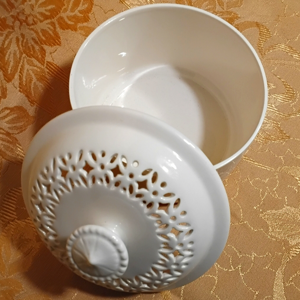 Royal Creamware Unmarked Fine Pottery Pierced Pot/Butter Dish Lidded